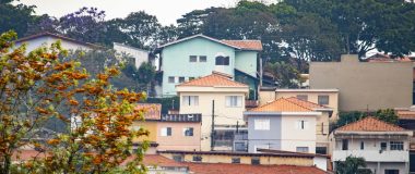Casas coloridas em bairro residencial comum de São Paulo