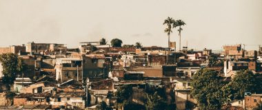 Conjunto denso de casas populares em Recife, Pernambuco