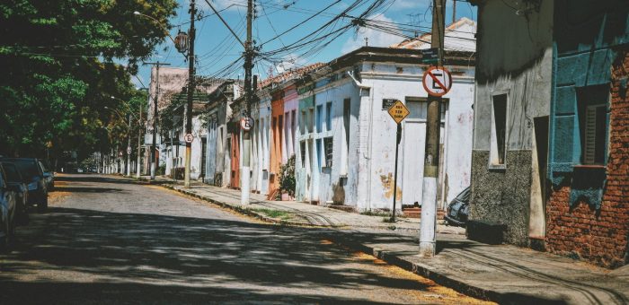 Rua com casas antigas e comuns em Campinas, São Paulo